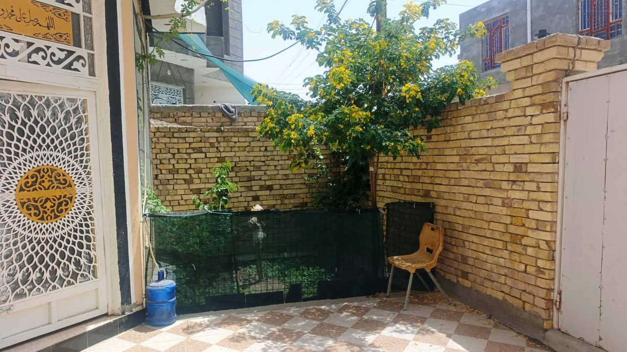 بيت للبيع مساحة ٢٠٠ حي الشرطة ثاني بيت من الحولي مرتب ويحتوي على غرفتين نوم واستقبال وصاله وصحيات داخليه وخارجيه مستعجل على بيعه كلش السعر اتصل على رقم الهاتف ***********
