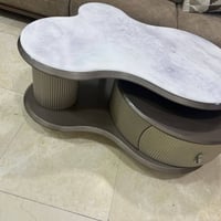 ميز وسطي • جديد • حجمه مو مناسب