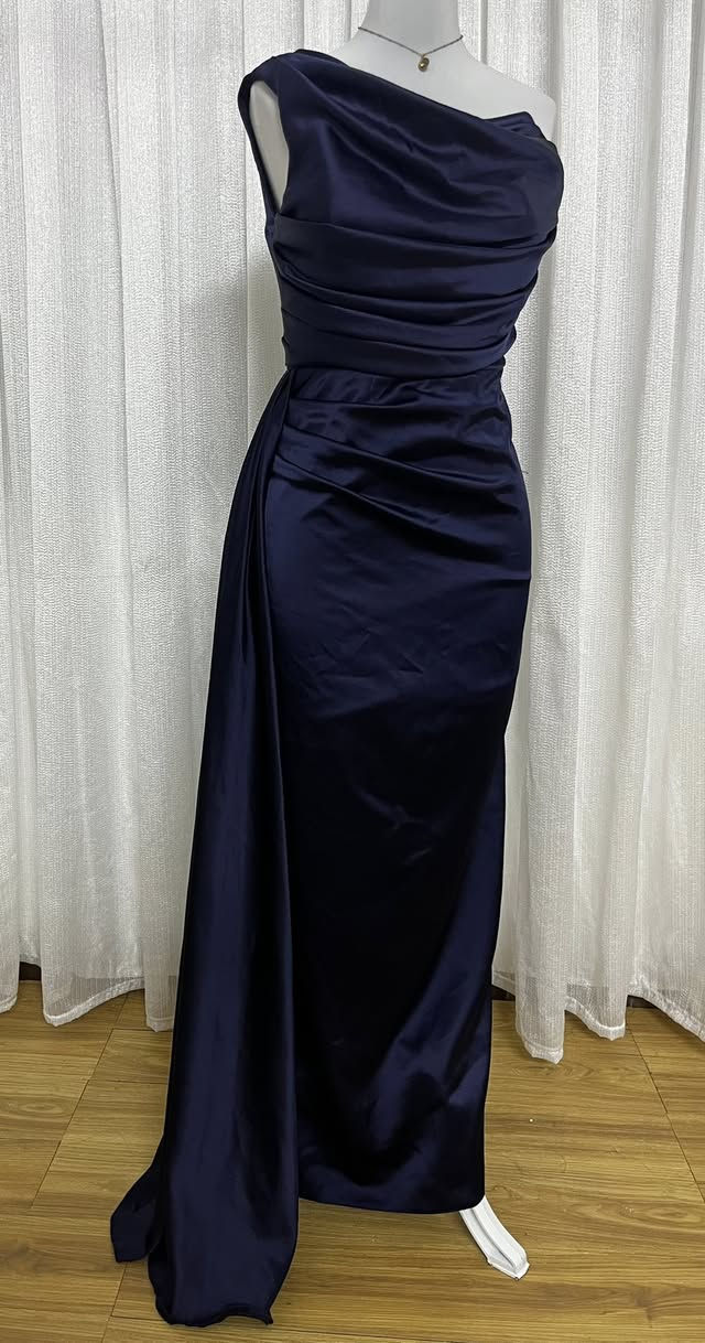 فستان سهرة ساتان كحلي
تصميم كتف واحد، يبرز القوام
الحجم 40
يشبه فستان الممثلة اللي بالصورة
اريدو ب 50 ألف بنات وبي مجال


**إذا كنت صاحب هذا الإعلان وتريد حذفه لأي سبب، رجاءا أرسل رسالة إلى الدعم الفني**