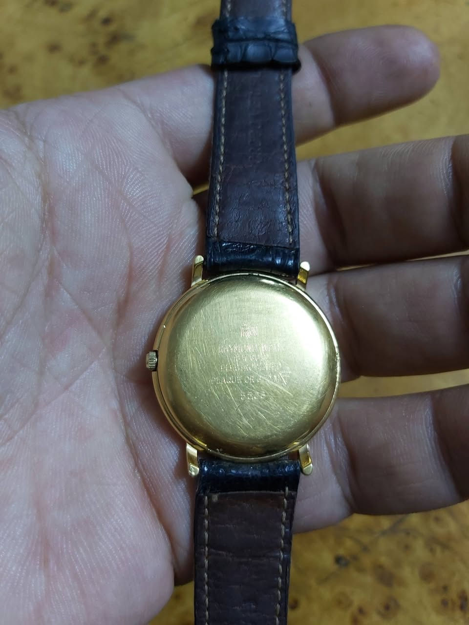 السلام عليكم
ساعةريموند ويل  سويسرية اصلي 
نضافتها فول 
قطر الساعه 27 ملم 
تغليف ذهب 18 
سعر الساعه ٢٠٠ ألف 
يوجد توصيل


**إذا كنت صاحب هذا الإعلان وتريد حذفه لأي سبب، رجاءا أرسل رسالة إلى الدعم الفني**