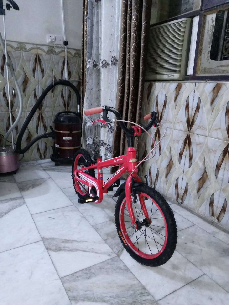 السلام عليكم 
عرض خاص لمدة اسبوع بايسكل اطفال امريكي للبيع كسر حاوية سعر 55 الف مواصفات البايسكل:-
1- لون احمر ♥️.
2- شركة شوفرليت 🛻 + حجم البايسكل 16.
3- نوع المعدن المنيوم.
4- بريك امامي+ خلفي شغال 💯.
5- زوج تايرات + بايدرات جدد ، 🛑 ملاحضة الكشن موجود.
    🛑 مكاني 📍 بغداد الشعب شارع الصحة قرب سوق صبح ، رقمي للستفسار 🫴🏻 ***********
