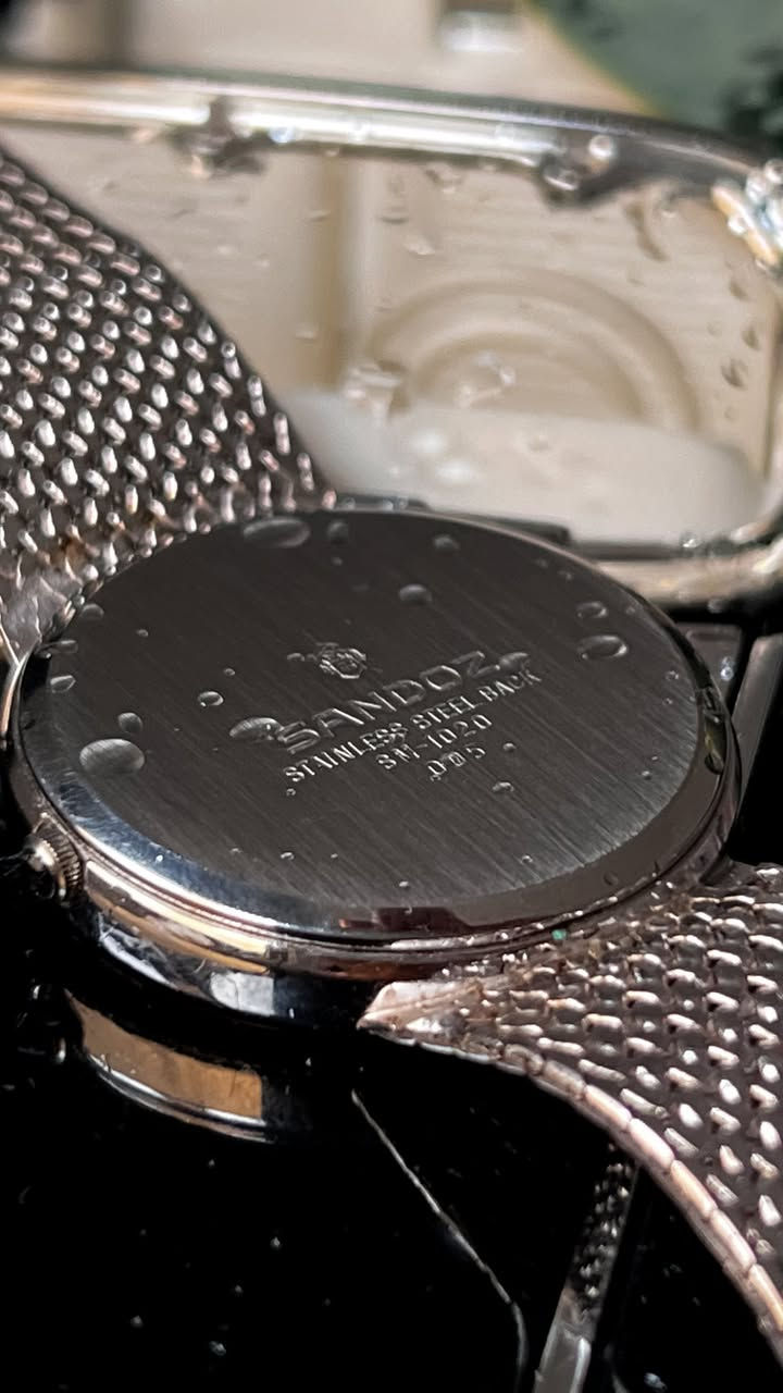 Sandoz
(ساندوز) - ماركة سويسرية غنية عن التعريف.
• الحركة: Quartz (كوارتز) دقيقة جداً.
• القطر: 32 مم (حجم مثالي، انسيابي ومريح جداً على المعصم).
• الميناء (Dial): يتميز بملمس "حبيبي" (Textured) بلون كريمي/فضي يضفي عمقاً وفخامة، مع فصوص أنيقة عند علامات الساعة.
• الإطار (Bezel): إطار مشغول بنقشة هندسية مميزة تعكس الضوء بجمالية عالية.
• السوار (Strap): سوار معدني بنقشة "Mesh" (حصير) ناعمة جداً ومرنة، توفر راحة تامة أثناء الارتداء.
• الظهر: ستانلس ستيل محفور عليه شعار الشركة ورقم الموديل (BM-1020).
• الحالة: الساعة بحالة ممتازة كما هو واضح في الصور، وتعمل بكفاءة تامة.
🔸للأستفسار أكثر يرجى التواصل خاص🔻


**إذا كنت صاحب هذا الإعلان وتريد حذفه لأي سبب، رجاءا أرسل رسالة إلى الدعم الفني**