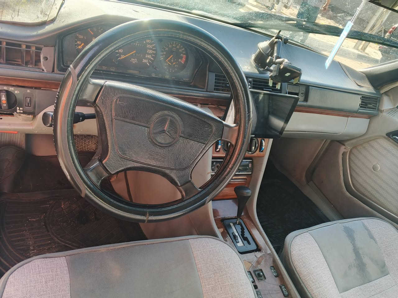 سلام عليكم للبيع او المراوس مارسدس دب مديل 88 محدثه 90 سياره مكينه ففتي 3000 شرط تحروكه بطناش مكينه وكير بل كارتون حداديه اماميه خلفيه جديده باتري جديد دينمو جديد تخم تاير شاشه غرفه جديده بيها قاعده دبل وحده تصليح وشغل حلو رقم بغداد نكليزي سنويه جديده هزه جديده لايت زنون كهربائات كلها شغاله جام كهربائي سعرررر 45 وبيها مجال مكان كربلاء الاستفسار *********** أو خاص
