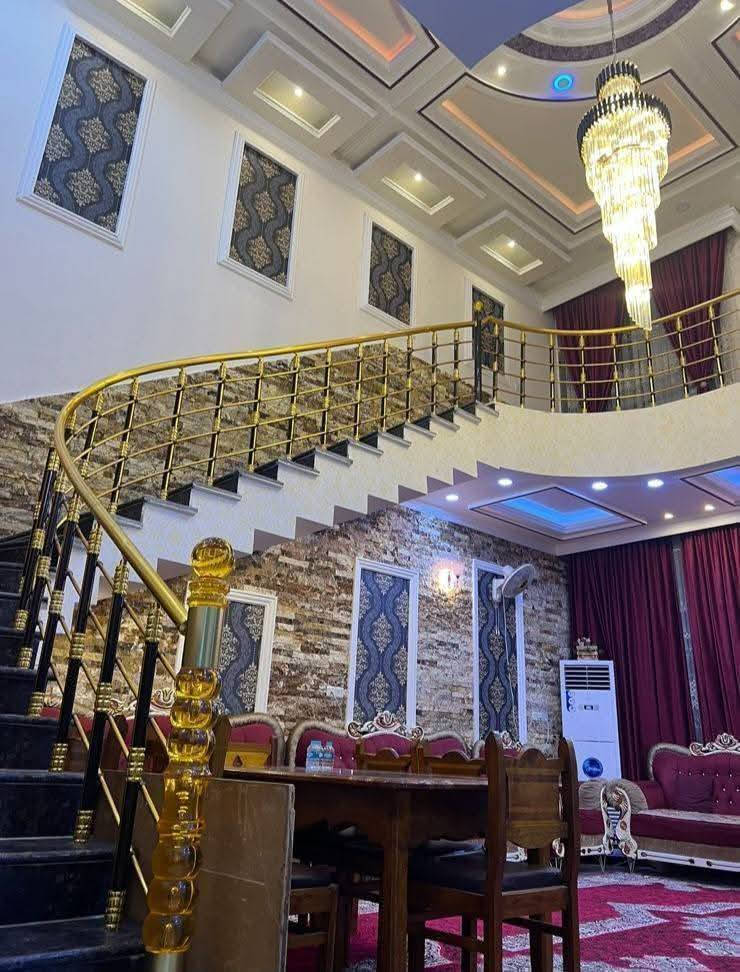 يعلن مكتب عقارات ابو انور فرع الطويسه عن وجود دار طابقين للبيع حديث بناء ٢٠٢٠ موقع متميز منطقة حي الأندلس مساحه 400 متر واجه 13.5 في عمق 30 متر  الطابق الأرضي يحتوي على ديوان كبير وصاله كبيره وغرف منام كبيره عدد/2 نظام سويت وصحيات عدد/3 مع ولوندري ومطبخ كبير ومخزن تابع للمطبخ وحديقه عدد/2 وكراج عدد/2
الطابق الأول غرفتين منام كبيره وصحيات عدد/2  مع شقه منفصله مساحه 100 متر عباره عن غرفتين منام وصحيات ومطبخ وصاله مكان راقي ممتاز الستفسار الاتصال//***********//***********// كما نستقبل جميع عروضكم وطلباتكم التجارية والعقارية المكتب مجاز قانونيا المكتب ماقبيل مطعم الحسون عقارات أبو انور فرع الطويسه
