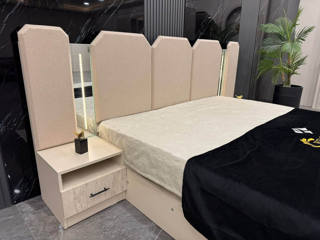 ✨ موديل بيترا المودرن ✨

🛏️ 10 قطع
📏 كنتور مع الملحق: 3 متر

✅ ظهر بلوك
✅ برغي وچوي حديد
✅ سرير مخزن
✅ شغل درجة أولى

📩 راسلوا الصفحة للاستفسار أو الحجز.

📱 ***********
💬 يتوفر واتساب لخدمتك
