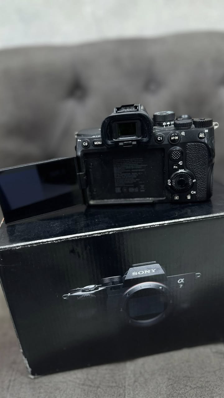 السلام عليكم كاميرا سوني ايسفن فور لبيع سعرها مليونين 100(***********)
