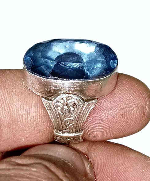 دلال وجمال مجوهرات حجر التوباز الافريقي الازرق له فوائد صحية وعاطفية وروحية، فهو يساهم في تهدئة العقل وتحسين التركيز، وتعزيز التواصل والتعبير عن الذات.يقوي جهاز المناعة، ويهدئ الألم الجسدي مثل الصداع النصفي، ويساعد على النوم المريح. على المستوى الروحي، ويعزز النمو الروحي والانسجام العاطفي، ويرمز إلى الهدوء والسكينة والصداقة الجادة صياغة يدوية فضه عيار عيار ٩٢٥ يوجد توصيل ***********       ***********
