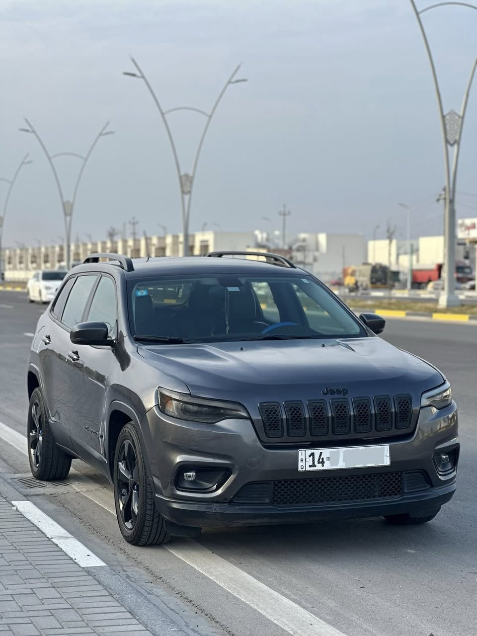 السلام عليكم
جيب شيروكي بزون 2020 لايتود بلس 

بسمي رقم بصرة بلاك توب اصل 

مكينة كير بلاد 2400 اربعة سلندر كير 9 نمر 

رادار جانبي نقاط عمياء 

توقف ذاتي حساسات خلفية 

كشنات جلد كهربائي

شاشة وسط 

كروس سرعة 

اشارة ترحيب 

تتبع بالانارة 

لايت زنون و لد نهاري 

تبريد تدفئة 

بلوتوث 

منافذ شحن

ويل حجم 18 

وبيها بعد هواي مواصفات لايتود بلس هيه

حادثهه بنيد ومصبوغ الجاملغ والبنيد 

وبيها طخة بسيطة بلجاملغ الخلفي ومصلحة وبيها مقدمة الشاصي الامامي الايمن بي شويه تعديل والغود سليمات 

كل التفاصيل مكتوبة يمك وصور الحادث بلمنشور 

السيارة جديدة ونظيفة ماشية 51 الف كيلو 

وسعرها 155$ وبيها مجال
مكاني بصرة

للاستفسار ***********
