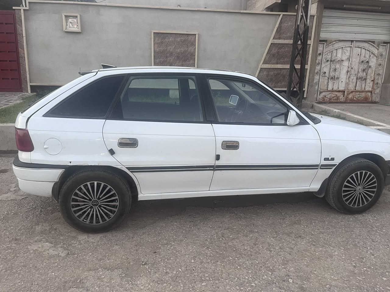 اوبل استرا للبيع موديل1992 شرط لا صرف لا بخار سياره جاهز من كل النواحي  مكان السيارة موصل حي الانتصار شارع 60 سعر 45 بي مجال 
لاتصال او واتساب ***********
