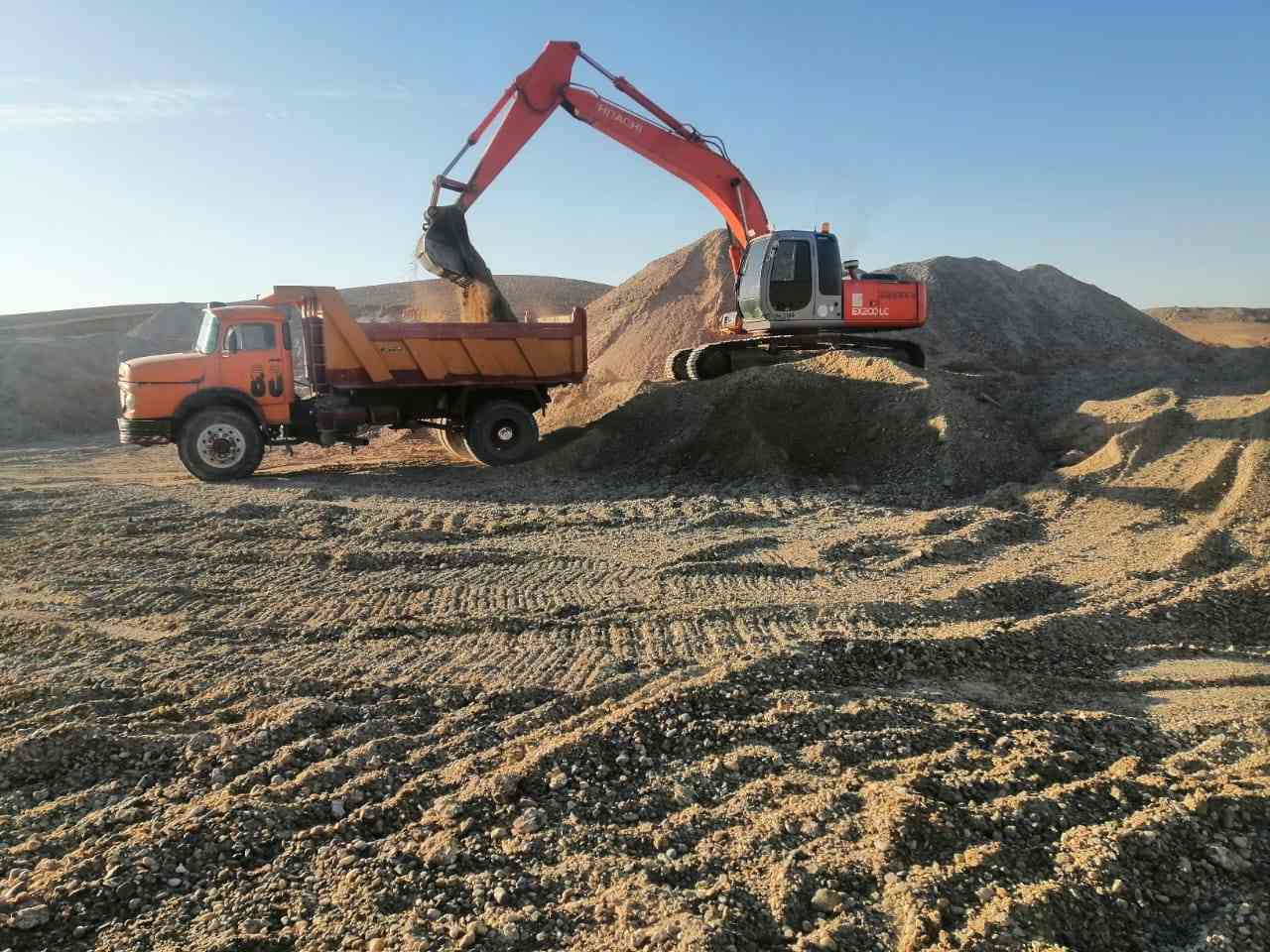 حفارة موديل 200 حجم 210 فايف LS رقم واسط الماني مكان الرمادي ***********
