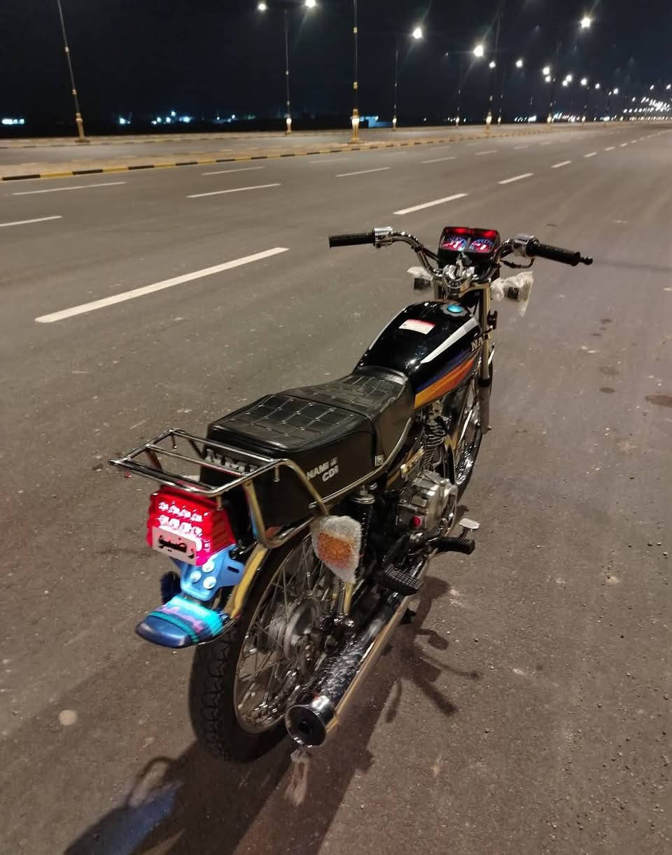 يالله دراجة نامة للبيع بدون اوراق (كلك كلك كلك)  الدراجة خير من الله مامفتوحة بس تفيلس فقط الدراجة شغالة من الطول للطول اسطاب بريك بگ لايت اشاير عينة لايت رون مكينة رون معدل الدراجة تاخذها منا اتزامط بيها كبل حتى الدهن الي اخلي امزويل 20/50 محتفظ بيها دراجة قطعة نادرة السعر والاستفسار اتصال ***********
