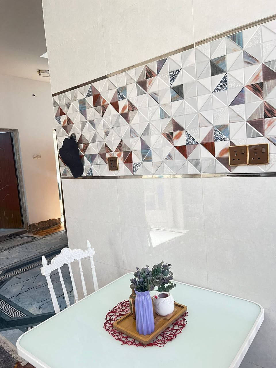 السلام عليكم بيت للبيع مساحة ١٠٠متر مربع يحتوي مطبخ حار وبارد معزولين وصاله وكلدور وغرفه ومجمع صحيات وبيتونه وصحيات خارجيه  بناءصب كونكريت بناء حديث 
العنوان ابو خستاوي شارع سيد علي قرب ملعب ابو عادل 
السعر٤٥ وبي مجال 
شارع بيه مشروع مجاري
للاستفسار***********
