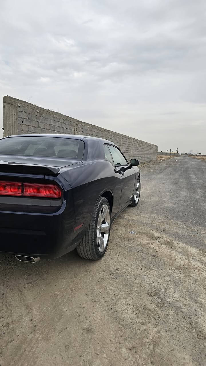 جالنجر 2014 امريكيه
حادثها بسيط طخه صغيره بدون ارباك
صار بيه بالعراق كم طخه عله كم شخط
بيه كم مكان صبغ

جاهزه مابيه نقص كير محرك صدر تبريد كله جاهز
السعر 116 ورقه بي مجال بسيط
مكاني بغداد الدوره للاتصال ***********
