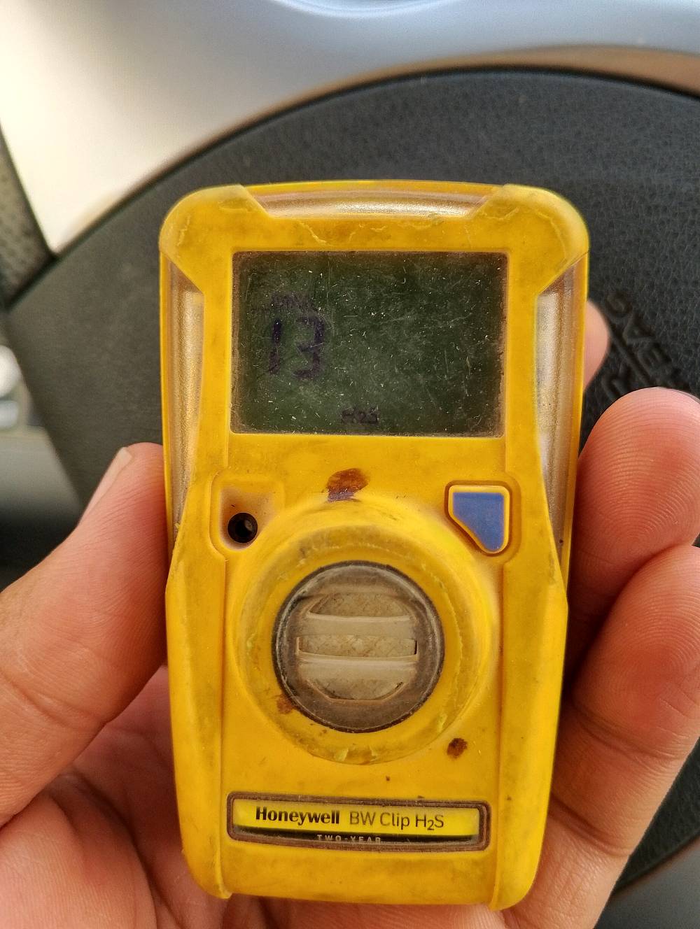 جهاز كاشف غاز H2S من شركة Honeywell، موديل BW Clip. الجهاز يستخدم لكشف تسرب الغاز ويعمل لفترة سنتين. حالة الجهاز جيدة ودقيق في الأداء. مثالي للاستخدام في بيئات العمل الخطرة لضمان السلامة.