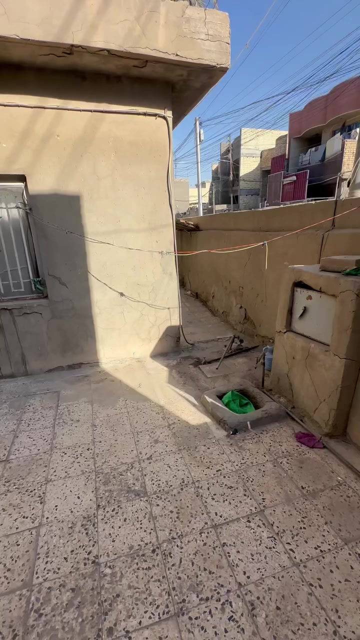 السلام عليكم بيت للإيجار مساحة 120متر يحتوي على استقبال ومطبخ وغرفة نوم وخدمات والطابق الثاني غرفتين نوم سعر الاجار 450الف  الشعب حي الجزائر قرب الموستوصف  
للاستفسار 
 ***********
***********
مكتب المهندس للعقارات
