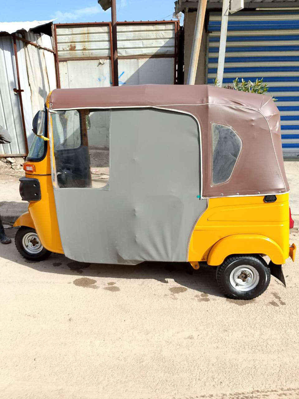 السلام عليكم تكتك لبيع موديل 2022 مرقمه بسمي وسنويه بيه صبغ بل لغد الايسر مكاني الامين الثانيه السعر 7و900 هاتف ***********
