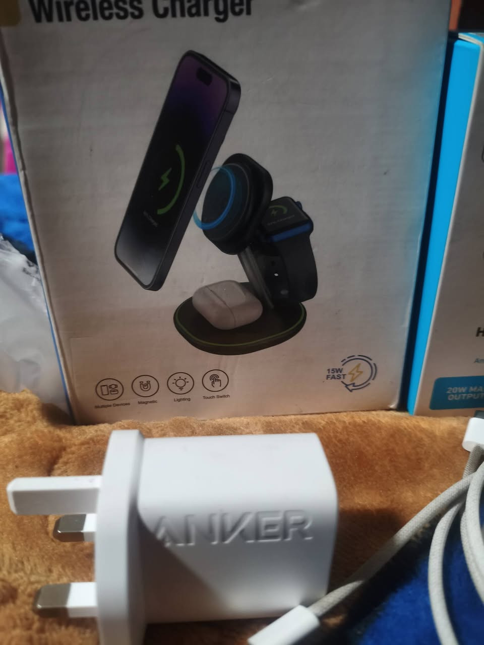 كله اصلي 
شاحنه أنكر كامل مع الكيبل جديد 
راس شحن أنكر جديد 
شاحن ايفون اصلي شرط إذا مو اصلي تأخذه بلاش 
قاعده شحن لاسلكي اصلي شحن سريع تدعم الايفون وكل الأجهزة 
للبيع شلعه وحده ب٦٠ قفل قفل
واتساب ***********
