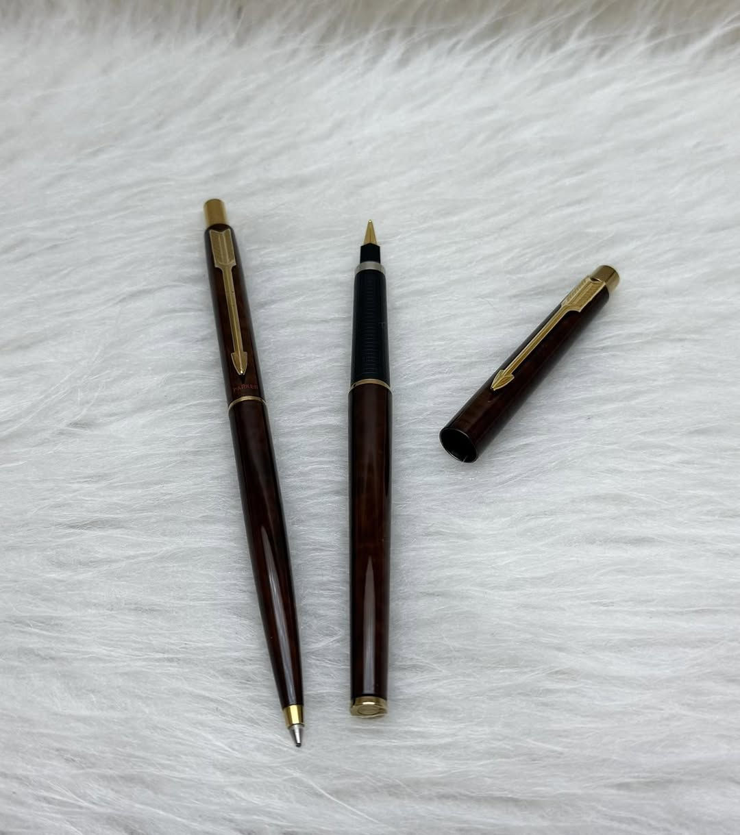 PARKER
سيت باركر كلاسك
 حبر جاف
امريكي المنشأ اصلي 
حجر (نقشة مميزة)
ريشة (سلاية) طلاء ذهب
حجم الخط F 
جديد غير مستخدم
انتاج سنة الثمانينات
مع العلبة الاصلية والكرنتي
للاستفسار المراسله على الواتساب او الاتصال بالرقم  *********** 
يوجد خدمة توصيل داخل بغداد و محافظات
