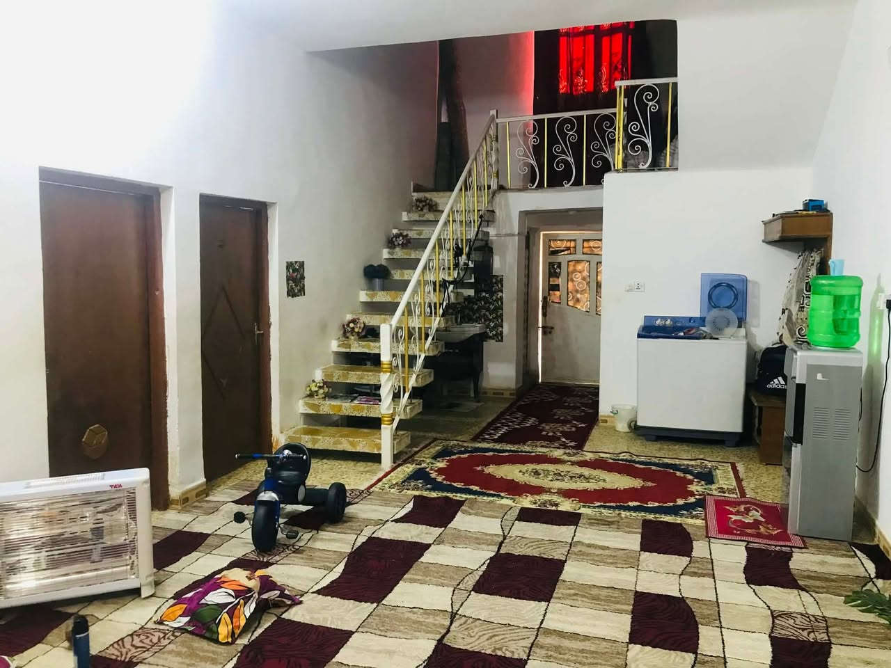 السلا عليكم بيت بحي الحكيم البيت مساحته ٢٩٥ متر ١٣ في ٢٣ نزال يتكون من طابق واحد غرفتين نوم خمسة ونص في اربع امتار ، استقبال سبعة ونص في اربعة وربع كراج يدخل فيه سيارتين ، البيت واقع بين شارع الميناء وشارع الحولي قريب على الحولي بمسافة ٣٠ متر زراعي  سند ٢٥ السعر ٦٦ وبي مجال للشراي


**إذا كنت صاحب هذا الإعلان وتريد حذفه لأي سبب، رجاءا أرسل رسالة إلى الدعم الفني**