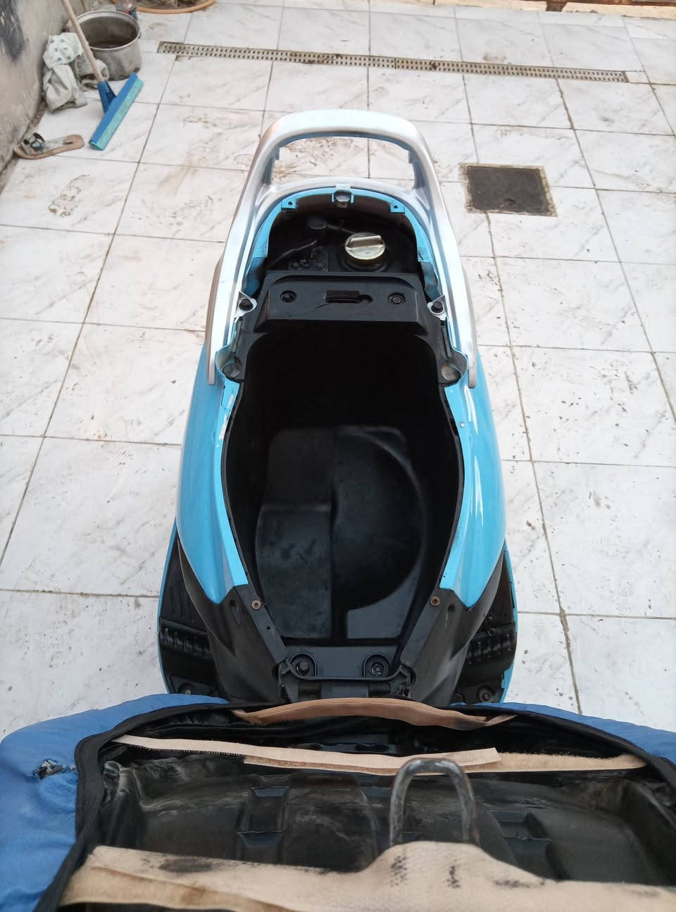 السلام عليكم دراجة فراشة نثية كرستال /// محرك خير من الله خرسة ماتنسمع // دبلات ورة وكدام شغالة اشاير هورن لايت عالي ناصي سلف هندر كهربائيات كله شغالة عداد طوافة شغالة / يرادله سيم كيلو متر  قفل ستيرن تايرات جدد كفرات بلادي ختم واحد بلواقع احلة من الصور  / الباتري ضعيف يرادلة تبديل // السعر 400 وبيه مجال //بابل القاسم //***********
