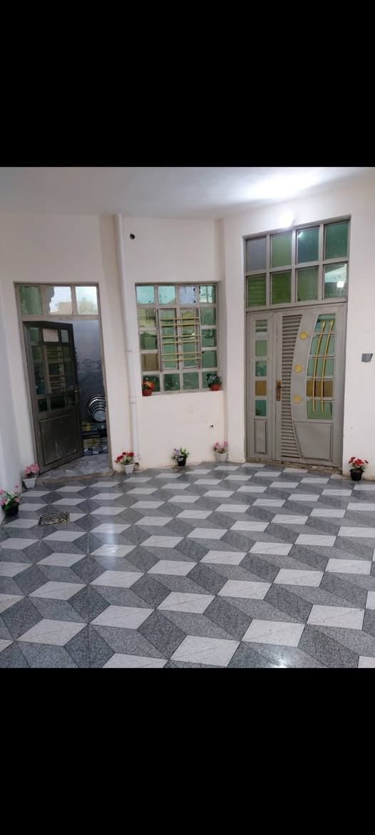 بيت للبيع في صقلاويه الشهداء الثانيه المساحة ١٤٥متر طابقين طابق الأول غرفه نوم وصاله ومطبخ وحمام واستقبال وطابق الثاني غرفه نوم وصاله وحمام شارع ١٢ وبشارع جامع الشيخ عبدالقادر الكيلاني طابو سند صرف باسمي بناء طابوق السعر  ٧٥ (***********)(***********)
