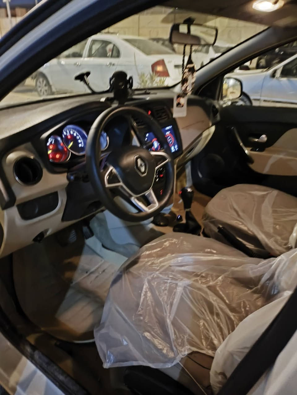 السلام عليكم رينو سنمبل 2020 
بيه فقط جاملغ الخلفي بي بارد وجاملغ امامي بدون تبديل
ماشيه 110حقيقي 
مواصفاته 
مانع انزلاق
تنبيه احزام الامان
شاشه 
رقم بغداد 
مكاني كربلاء الحر 
سعر 85وبيه مجال 
***********
