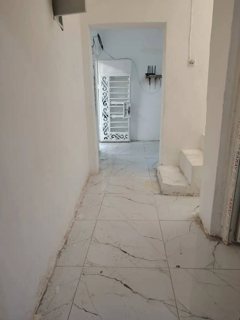 🏤🏤🏤🏤بيت للبيع 🏤🏤🏤 🏤

الموقع //
حي الوحده خلف المستوصف 

المساحه //100متر 
الواجهة //10متر 

يحتوي على
 غرفه وصاله ومطبخ وحمام أستقبال

للأستفسار على 
الأرقام الضاهره وأتساب 
***********
***********

أو مراجعة مكتب محمد الغانمي جمهوري شارع السائدين مقابل ملعب 🏟️ الاتفاق الرياضي
