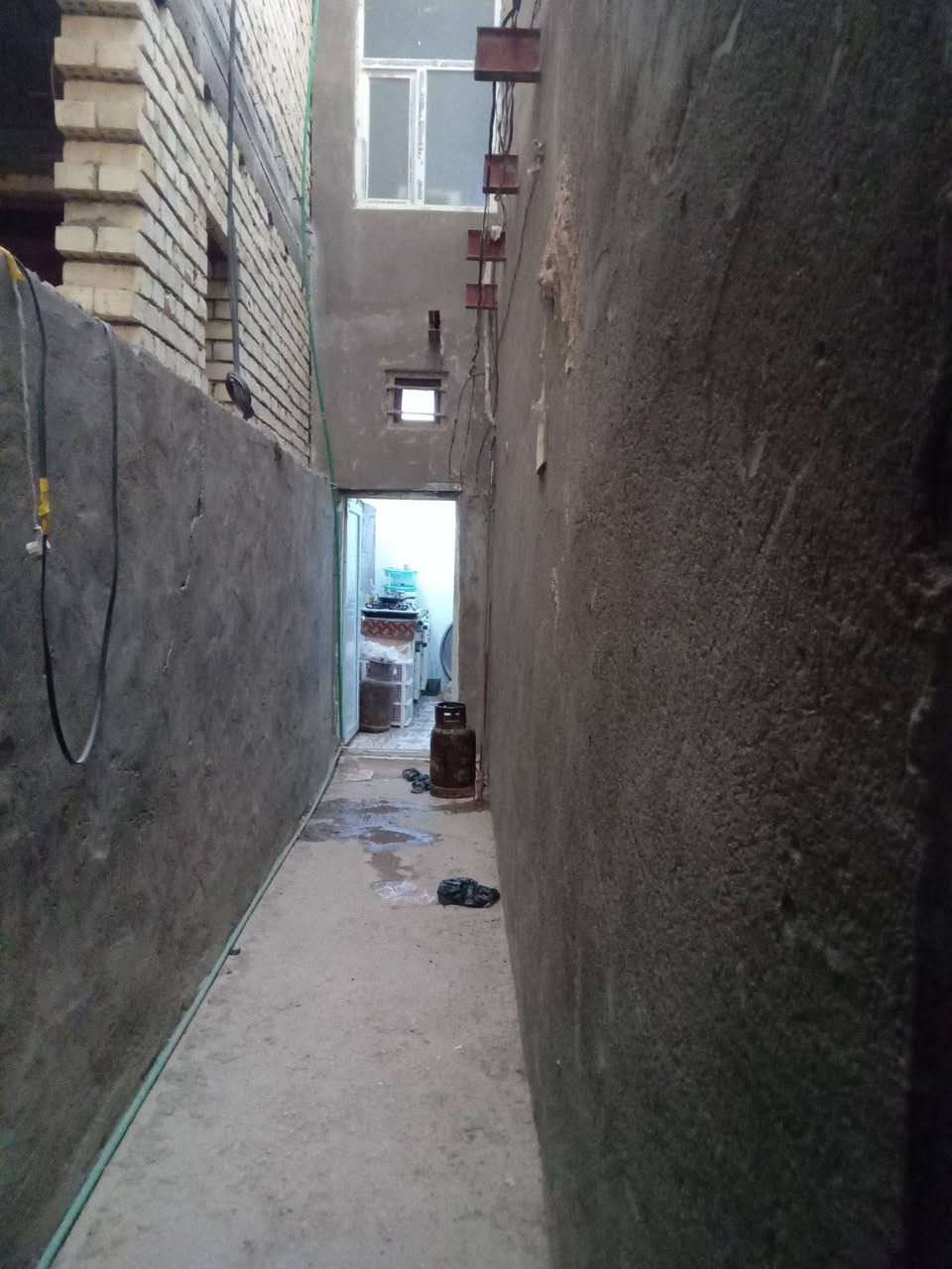 دار ١٠٠م في حي االساهرون مقابل مجمع الغدير السكني تبعد عن الشارع العام ٢٠م بناء متوسط طابقين بناء بلوك وثرمستون عكاده الاتصال على الرقم *********** يوجد واتساب
