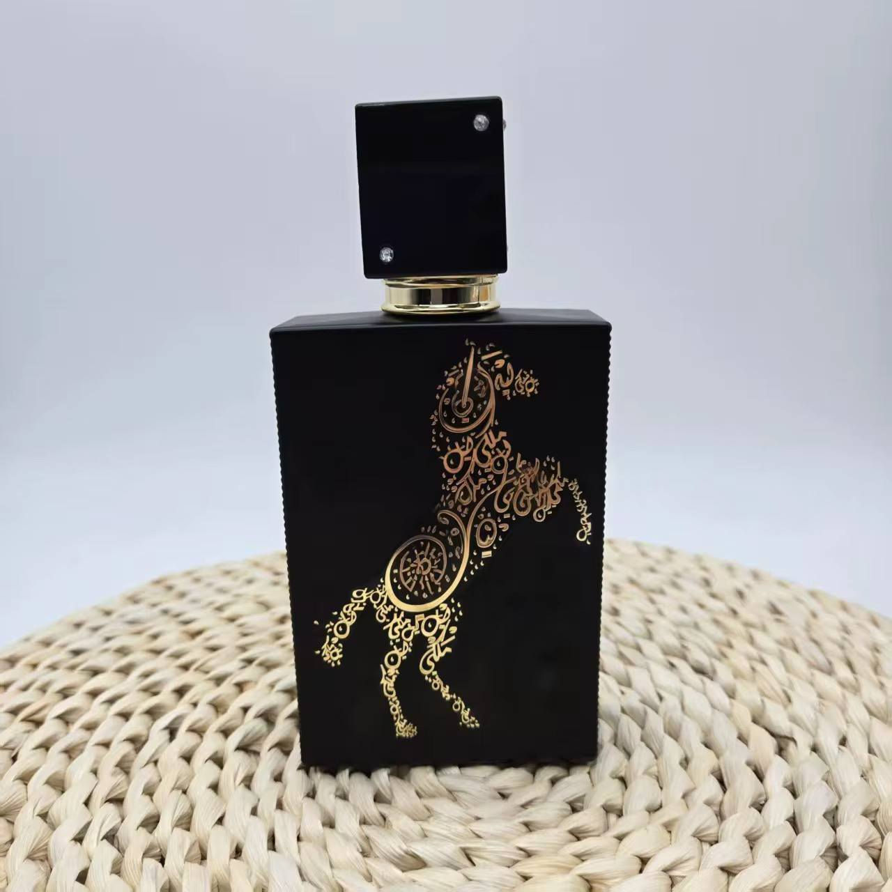 عطر  ليــل ملـــكي 🖤
Lattafa من Lail Maleki Eau de Parfum عطر Perfumes هو عطر شرقي مكثف بمكونات نباتية وخشبية.

تبدأ المكونات العليا بهجوم مثير للإعجاب وقوي من المكونات الدافئة والفواكه والتوابل والحمضيات.

تأتي رائحة قلب عميقة ومليئة برائحة الزهور من الياسمين ، الغردينيا ، الأوركيد والعسل اللذيذ.

وتختتم القاعدة هذا العطر الرائع بخشب الصندل والعنبر والمسك والكراميل.

عطر شرقي لا يقاوم وسخي بسحره ومناسب جدا للمساء أو المناسبات الاحتفالية.

المكونات الرئيسية فواكه ، زهور ، خشبية ، شرقية ، دافئة

السعر ١٨ الاف والتوصيل مجاني للحجز والاستفسار واتساب ***********
