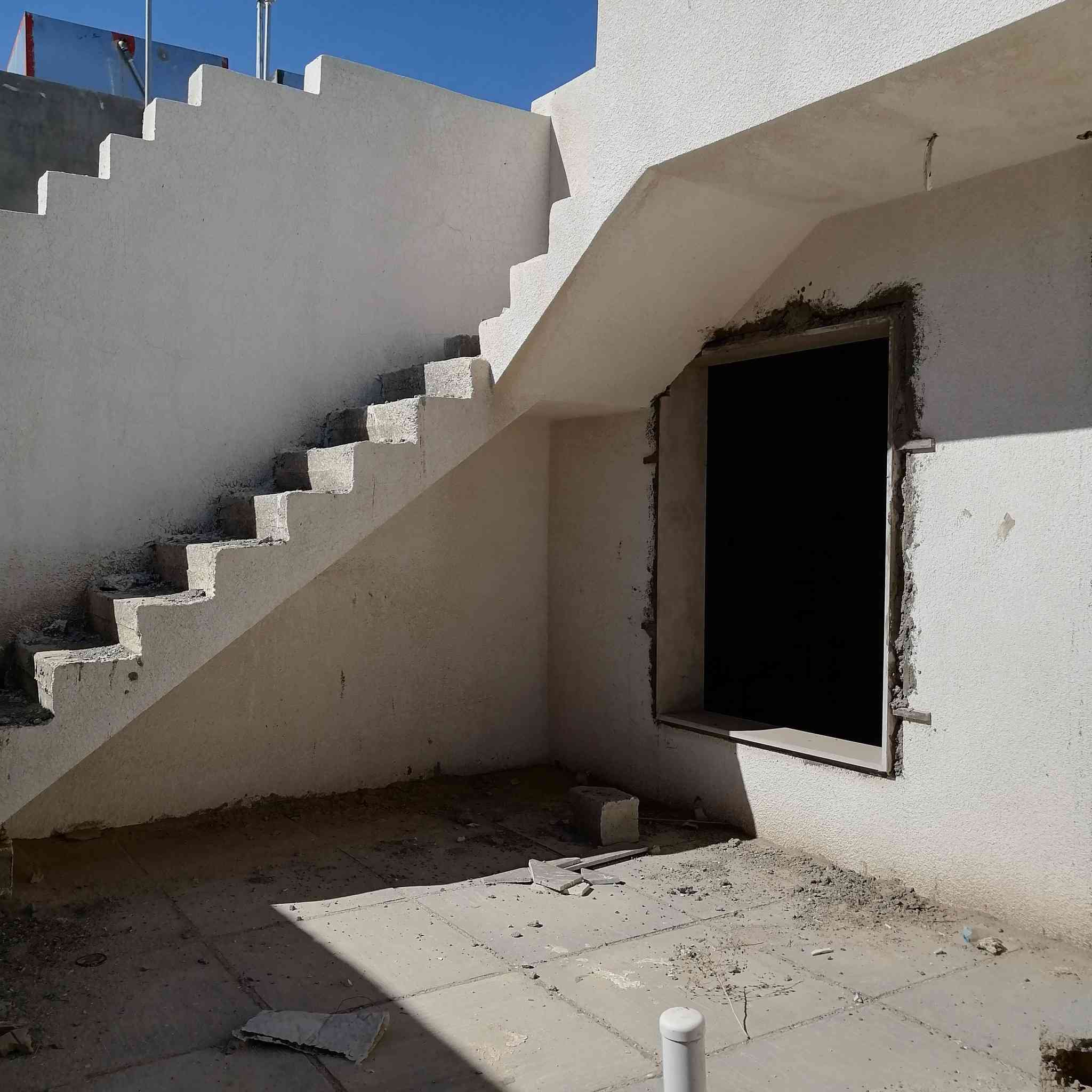 دار للبيع في مجمع Golden Villas خلف مجمع بيتي
دار جديد بناء حديث مساحة ٢٠٠ متر طابقين مقابل حديقة ومتنزه يتكون من ٣ غرف نوم كبيرة وهول ومطبخ و ٤ مجموعات صحية وحمامات وگراج وحديقة بناء وتعديل مكتب هندسي تغليف واجهة مرمر سطح طابقين شتايگر وفوم أساس رفت وبادلو بارتفاع ٤٠ سم خلاطات وحمامات دفن وتعليق ماركة Grohe... المجمع متكامل الخدمات من شوارع تبليط وأرصفة ومجاري وانارة... . المتبقي البياض وسيراميك الارضيات والابواب الداخلية.. السعر المطلوب ١٣٥ مليون دينار... للمعلومات الاتصال على الرقم *********** 

.....
