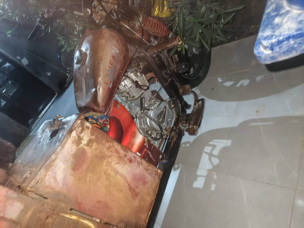 سلام عليكم ستوته للبيع ليفان مديل 12 أوراق أصولي ستوته توه معمره مكينه مجفته كلش حلوا ستوته كلشي جديد بيه تايرات جدد سعر 850 مكاني بصره كرمت علي أبو صخير شراي بيه خير ويدلل رقمي ***********بيه واتساب
