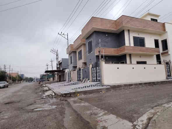 سلام عليكم
بيت ركن للبيع في حي الاعلام موقع مميز شارع 20 
بناء هندسي 2025 سند طابو الزهور 
مساحه البيت 120 متر واجها 7 متر 
يحتوي البيت ع صالة كبيرة وغرفة نوم ومطبخ وصحيات ومناور وكراج سياره 
طابق الثاني هول و3 غرفة نوم وصحيات ومناور وبلكون 
يحتوي البيت ع 
نظام كاميرات 
نظام غسالات 
نظام سبالات 
نظام دكتات 
نظام غاز 
للاستفسار عن سعر البيت الاتصال ع الرقم 
***********

***********
