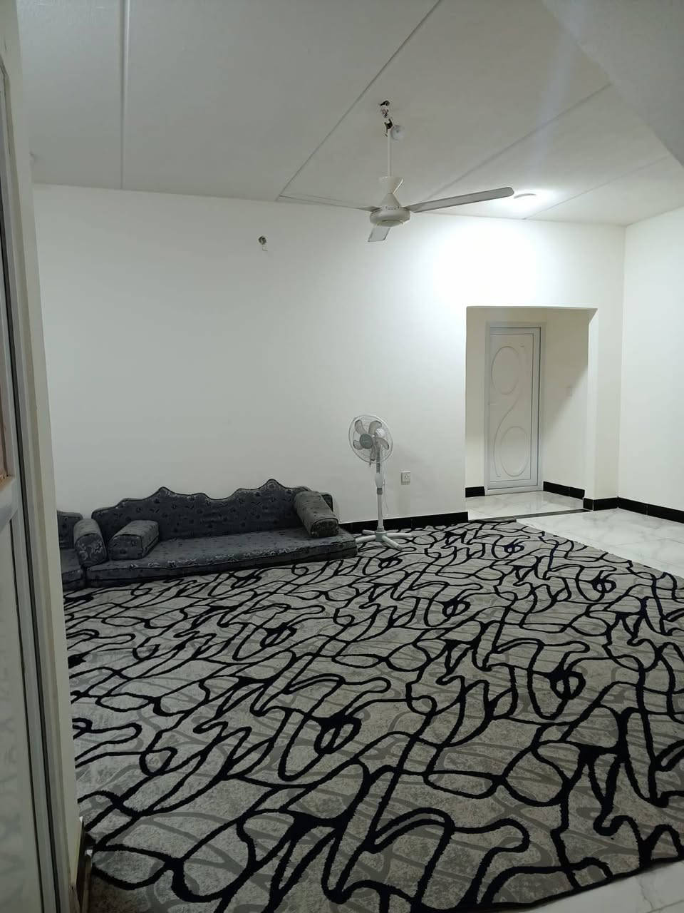 السلام عليكم
يتوفر دار للايجار مجمع قرية الغدير 2
مساحه 150 متر 
الدار جاهز للسكن مع كاونتر وثلاجة وغسالة وسبلت وصالة 
 للاستفسار الاتصال على الرقم 
***********
