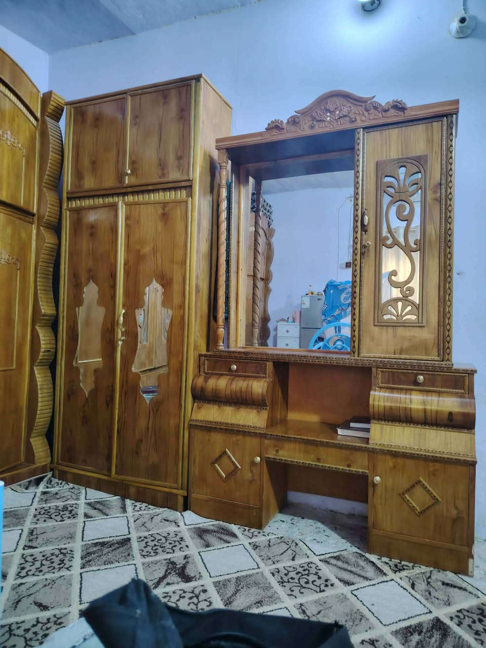 السلام عليكم عندي غرفه للبيع سعرها مليون وبيها مجال مكاني حله ***********
