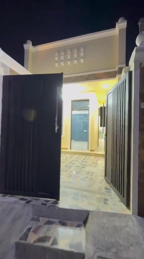 ​📣 (فرصة لا تكرر.. بيت حديث جداً "بناء 2025" للبيع في حي السفير)
لمحبي الحداثة والمواقع الحيوية، بيت بتصميم عصري وبناء متكامل (درجة أولى) جاهز للسكن فوراً.
​📍 الموقع: بغداد - حي السفير - قرب أفران علي الهادي (موقع مخدوم وقريب من كل الاحتياجات).
​📐 المواصفات الفنية:
​المساحة: 125 متر مربع.
​البناء: طابقين (بناء حديث شهر 12 / 2025).
​الأساس: رفت بارتفاع 50 سم (ضمان القوة والمتانة).
​السند: زراعي سند 25 (قانوني ومضمون).
​🏠 التقسيم الداخلي:
​استقبال واسع + صالة مريحة.
​3 غرف نوم (توزيع ذكي للمساحات).
​3 حمامات (2 داخلي + 1 خارجي).
​💎 المميزات والخدمات (البيت مجهز بالكامل):
✅ منظومة غاز مركزي (أمان وراحة).
✅ منظومة كاميرات مراقبة متكاملة.
✅ منظومة إنترنت فائقة السرعة.
✅ خدمات كاملة (كهرباء + ماء مستمر).
​💰 السعر: 150 مليون دينار (وبيه مجال بسيط للطيبين).
​📞 للاستفسار أو حجز موعد للمعاينة:
يرجى الاتصال بصاحب العقار مباشرة على الرقم:
[***********]
​📍 موقع البيت على الخريطة:
https://maps.app.goo.gl/sQerQr165WUAnRKx5?g_st=awb

