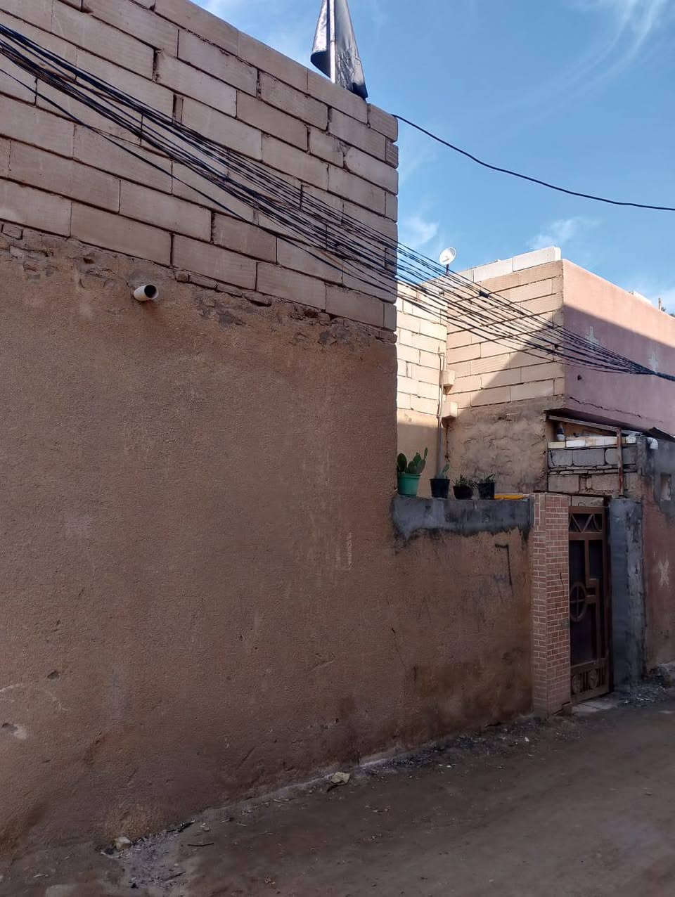 السلام عليكم 
بيت 100 م بناء عكاده نظيف العنوان الحر الصغير خلف المدرسة وبسعر مناسب بيع او رهينه للاستفسار الاتصال على الرقم *********** أو مراجعة مكتب الحريه للعقار  والمقاولات العامه البوبيات عامود 70 @إشارة
