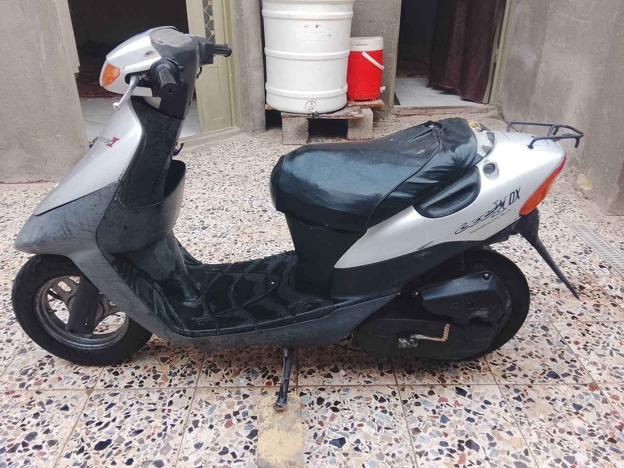 السلام عليكم ذبانه ساسوكي الدراجه نضيفه حلوه كهربائيات كلها شغاله اشاير سلف ماعوزها شي الدراجه مفتوحه مره وحده العنوان ميسان العماره حي الفنانين قرب البستان الرقم *********** السعر /250/
