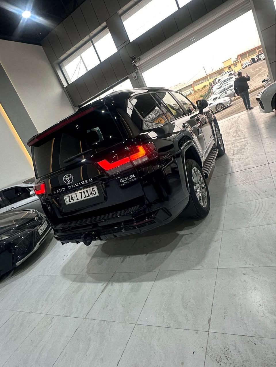 لاندكروز ٢٠٢٤ Gx
سعر ٥٩٥
تيل ***********
سيارة نويه ١٧ هزار رويشتوه داخلي سوره 
تبريد مركزي سلاجه و بسمه وو هه موو كرده لمتد نزيك ٤٠ ورقم ليدا وه هه موو شتي شريكه ليم داوه 
سيارة رقمه و به ناوي خوومه 
سعر ٥٩٥ 
تيل *********** عنوان ئاكرئ اكر, نينوى
