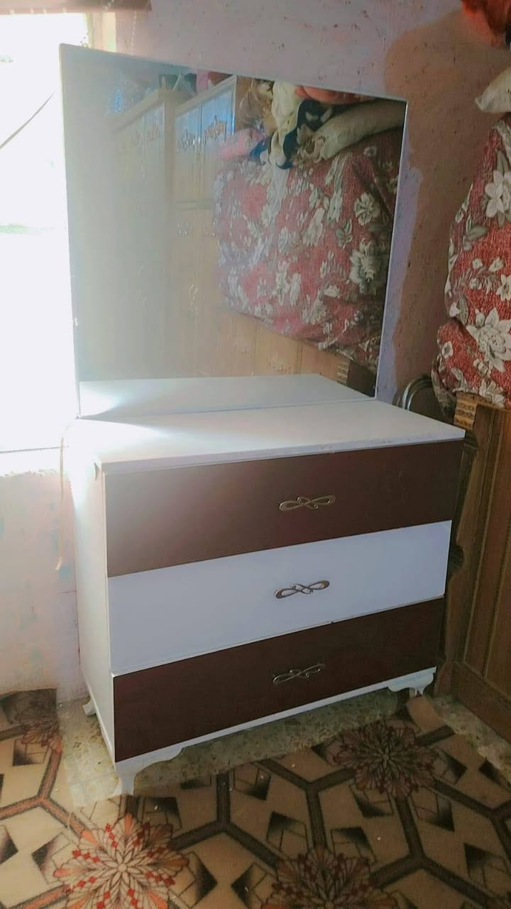 غرفه كامله وهاذه الكنتور مفتوح بابين كبار سلايت السعر ٢٠٠ بيع مستجل المكان كربلاء حي العسكري وهاذه رقمي ***********
