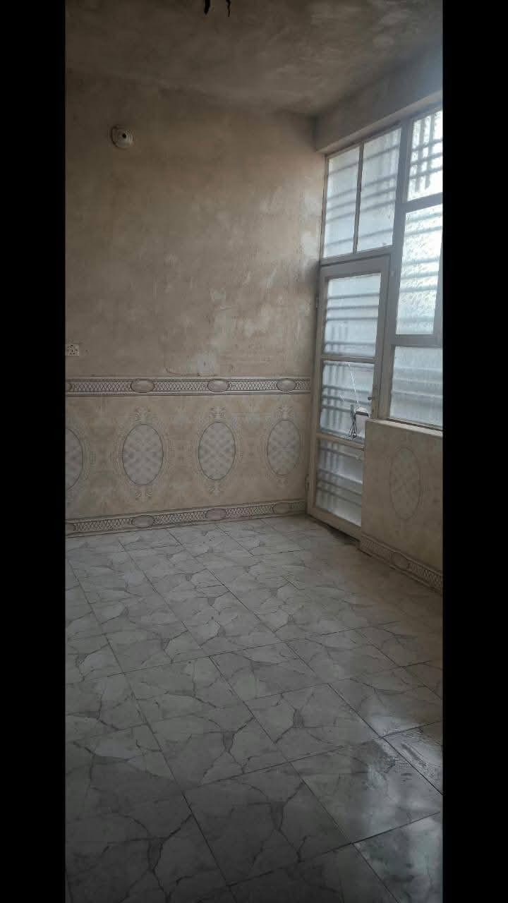 بيت للايجار حي النداء قرب شارع ٦٠العرضي مساحته ١٠٠متر طابق واحد على ساحه بي غرفه واستقبال وصاله ومطبخ وتخاريج البيت بناء جديد سعر الأجار ٢٥٠ للاستفسار ***********
