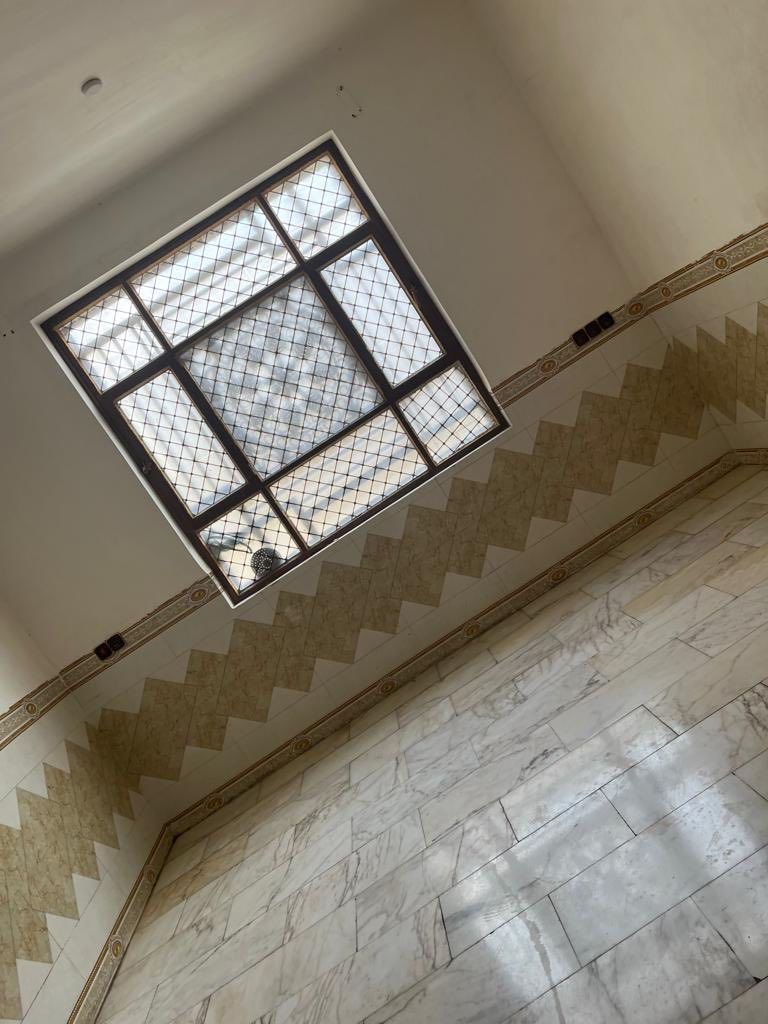 بسم الله الرحمن الرحيم
دار للبيع في المدائن /مقابل ‏مركز الشرطة￼ داخل شارع صالون قمة الجمال فرع سبلاش 

مساحة الدار 200 متر طابقين الطابق الأول يتكون من غرفة نوم + استقبال + صالة + مطبخ حار ومطبخ بارد + صحات + كراج

الطابق الثاني يتكون ثلاث غرف + صحيات 

الدار طابو صرف 

لمعرفة السعر الاتصال على هاذا الرقم:

***********

***********￼
