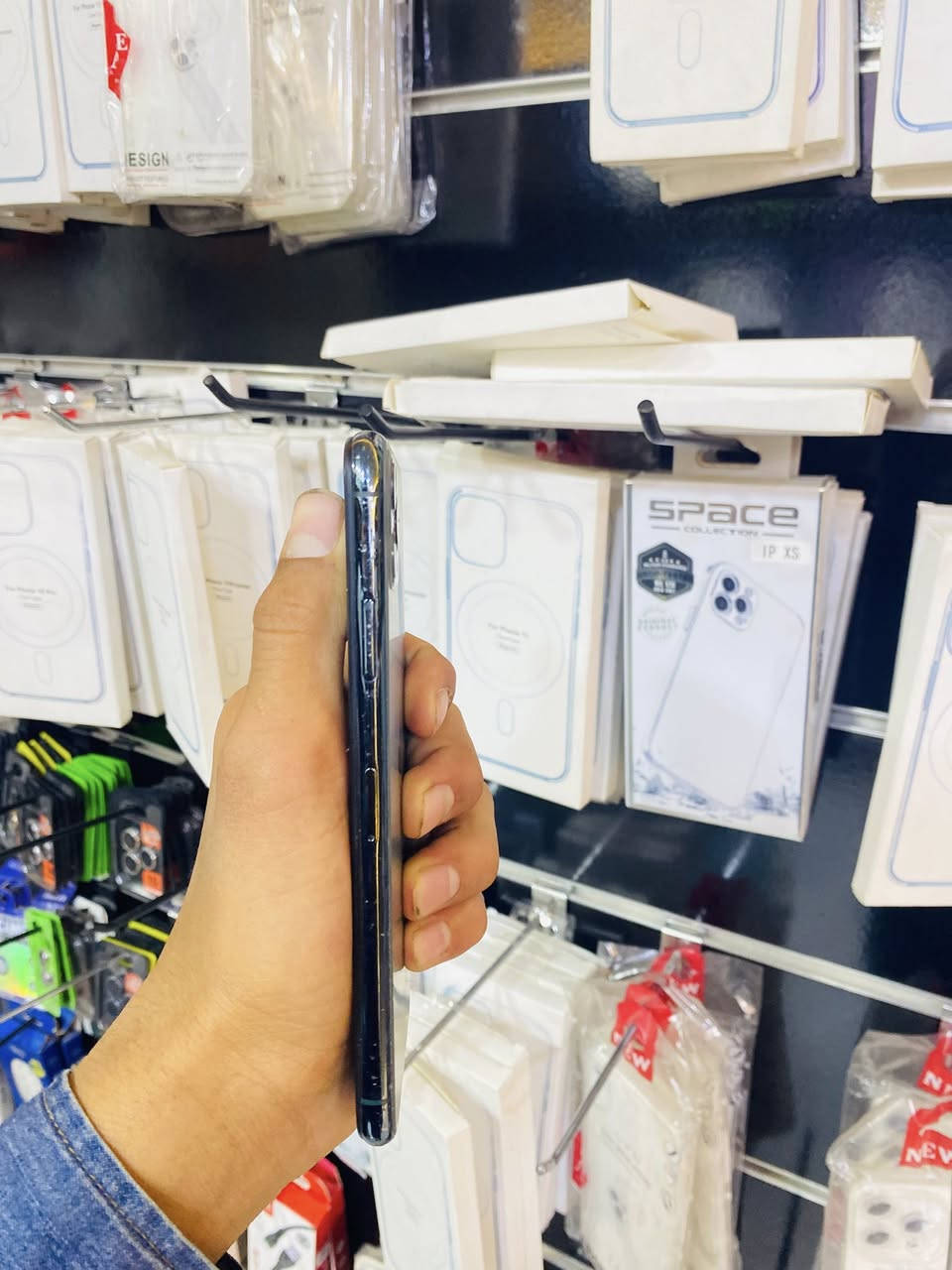 � للبيع: آيفون 11 برو ماكس

🔹 الجهاز نظيف جداً ومفحوص بالكامل
🔹 الشاشة: مبدلة (نوعية جيدة)
🔹 نسبة البطارية: 71% 🔋
🔹 الفيس آي دي: شغال 100% ✔️
🔹 الشبكة والنت: شغال بدون أي مشاكل

💰 السعر: 250 ألف (قابل للتفاوض البسيط)
📍 الموقع: بغداد – مدينة الصدر، قطاع 23
📞 رقم التواصل: ***********

📩 للاستفسار مراسلةواتساب  أو اتصال
