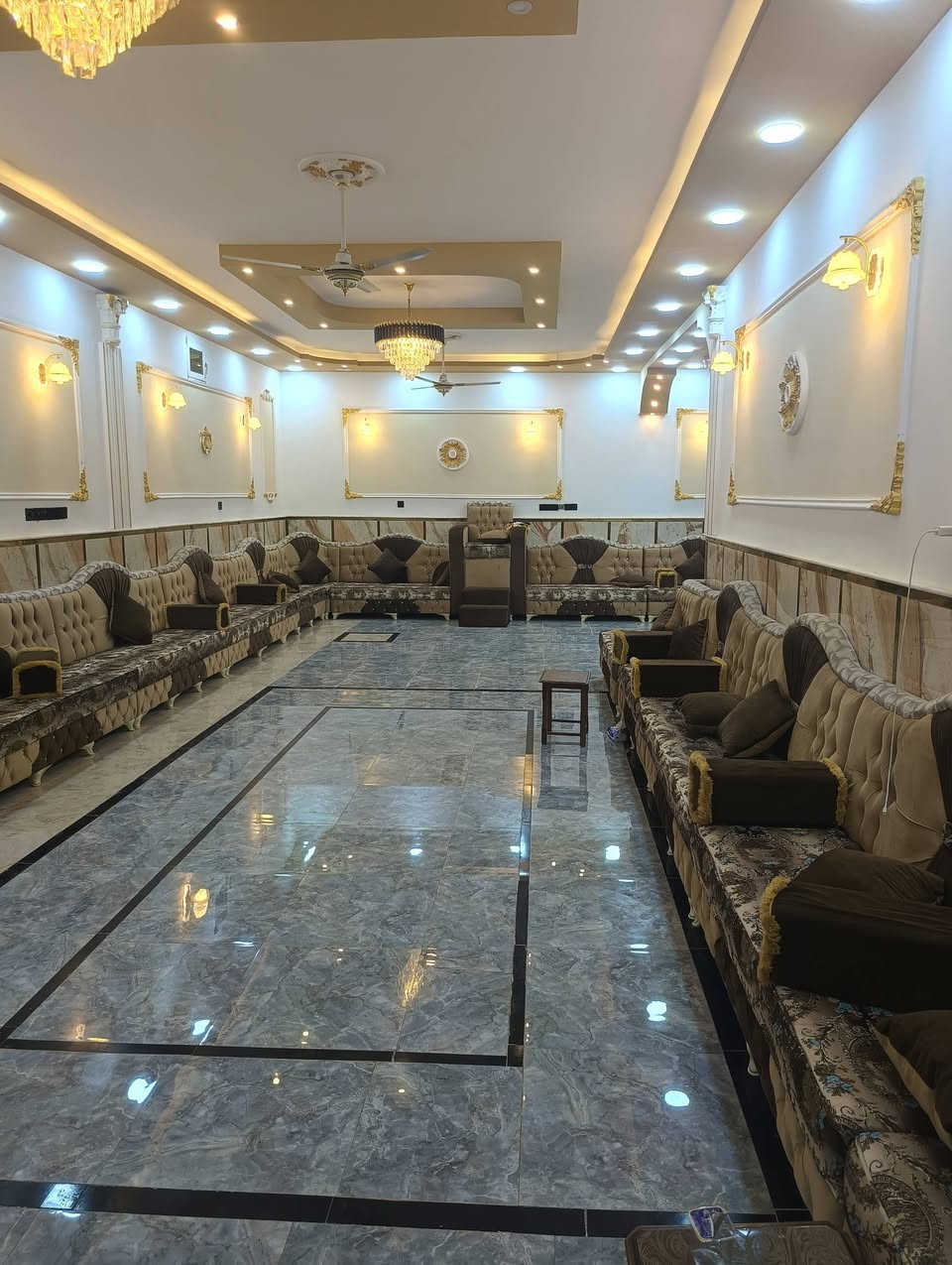 يوجد بيت للبيع مساحه400جاهز من كلشي من طاقه شمسيه يحتوي على 3غرغ. وستقبال طول 21 متر وصاله طول 10متر وبي صحيات  داخليه وخارجيه جاهزمن كلشي حته اثاث  تريده هو اثاث  او بدون اثاث ماعايز من شي كامل مكمل بيت استفسار وتواصل على واتساب واتساب الإتصال على هذا رقم***********.   ***********0.  تواصل علي واتساب
