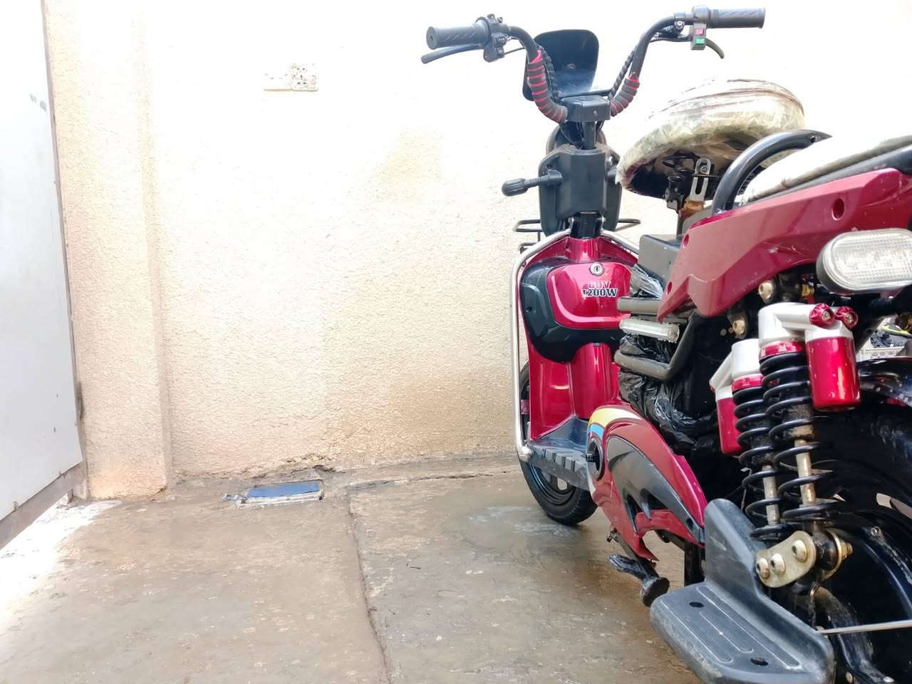 سلام عليكم دراجه شحن موديل 2020بطاريات عل فحص شرط كلش فولل اربعه نمر سرعته 99 عيني الدراجه فولل ماشالله وشرط عل فحص سعرها 300 وبيها مجال رقمي متواجد عل واتس ***********
