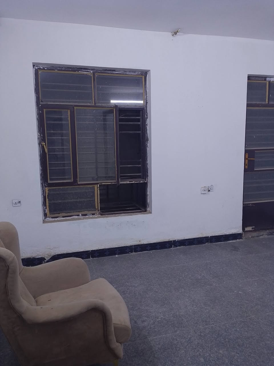 السلام عليكم تخفيض سعر العقار 205بيع قفل مستعجلين بيعته
عندي بيت للبيع مساحته 150متر في منطقه الواجهه 7.5 النزال 20 الدورة بين الصحه وشارع 60 عرض الشارع 15متر البيت زراعي سند 25 
اربع غرف نوم واستقبال وحولي ومطبخ ومخزن كبير على كبر البيت  البيت فارغ جاهز للسكن 
 مستعجلين عل البيعه للتواصل خاص


**إذا كنت صاحب هذا الإعلان وتريد حذفه لأي سبب، رجاءا أرسل رسالة إلى الدعم الفني**