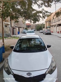 سيراتو ٢٠١٥ محرك ١٦٠٠ شاشه وكامره خلفيه  السياره بيه صبغ كم قطعه بس بد...