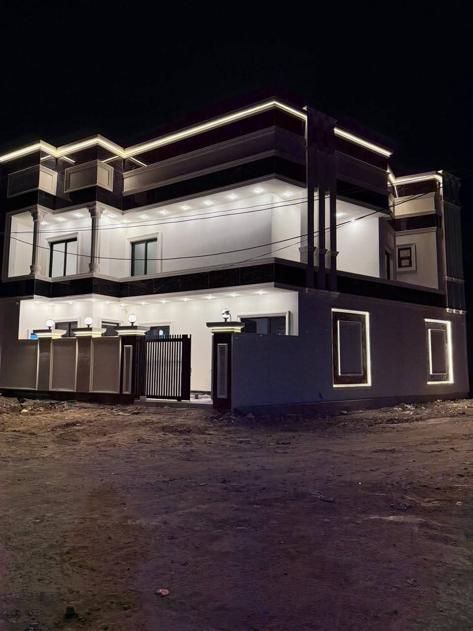 دار سكن بناء حديث للبيع
طابقين غير مسكون
ام الخيل 3  يقع على شارع بعرض عشرين متر
____________________
المساحه / 165 متر
الواجهه / 10 متر  ركن
____________________
الطابق الأرضي
غرفتين نوم / صاله / استقبال / مطبخ /  حديقه / كراج / 3 مجاميع صحيه

الطابق الأول
3 غرف نوم نظام سويت / صاله / مجموعه صحيه
ملاحظه الدار مجهزه بالطاقه الشمسيه
_____________________
للاستفسار
مراجعة مكتب النخبة للعقار الواقع حي العروبه شارع المتحف مقابل ايسي كريم الإيطالي او الاتصال على الأرقام التاليه
***********
***********
