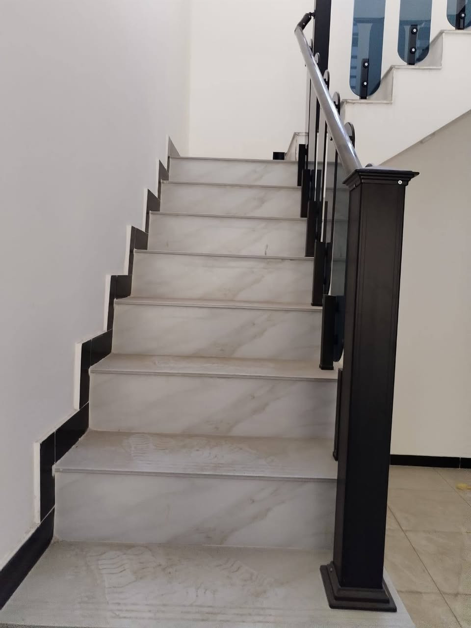 بيت جديد في الدورة - البوعيثة - مجمع السلطان الأول

للبيع بيت جديد في مجمع السلطان الأول بالبوعيثة، بمساحة 100 متر مربع  يُشمل:
- استقبال
- 2 غرفتي نوم
-مطبخ
-هول داخلي
- 2 حمام
بسعر مميز : 132 مليون دينار قابل للتفاوض
تصميم مناسب العائلة ، يوفر البيت مساحة مُريحة وموقعاً مميزاً
للتواصل: [***********]
متوفر واتساب :
https://wa.me/9647708987125 بغداد, العراق
