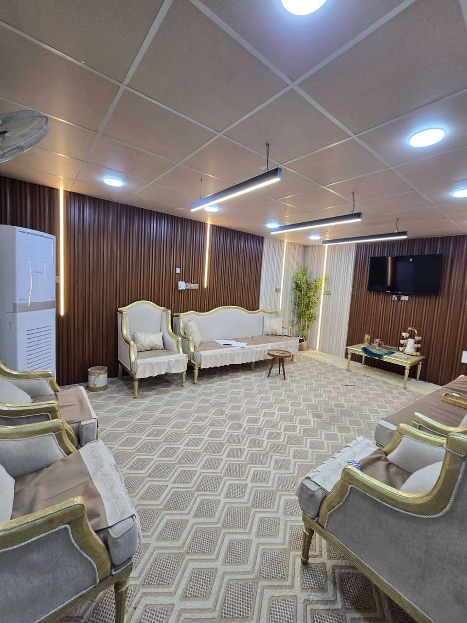 🏡🌴 إعــــلان مزرعــــة فلــــه فخمــــة للبيع 🌴🏡
فرصة مميزة لعشّاق الهدوء والخصوصية 🌿
📍 الموقع:
تقع الفله على الشارع الرابط بين بزل حجي علي وشارع 100
بالشارع المجاور لتعليم السياقة
🔹 عرض الشارع 10 متر
🔹 مساحة الفله: 1000 متر مربع
🔹 الواجهة: 20 متر
🔹 العمق (النزال): 50 متر
🔹 طابقين بتصميم مريح وواسع
✨ تفاصيل الفله:
▪️ 2 صالة واسعة
▪️ هول
▪️ 4 غرف نوم
▪️ مطبخ حار
▪️ مطبخ بارد
🌳 الحدائق:
🌿 الحديقة الأمامية تحتوي على:
▪️ كعدة خارجية حديثة
▪️ تنور شوي حديث
🌴 الحديقة الخلفية تحتوي على:
▪️ كعدة بدوية مميزة
▪️ محمية طيور
🔸 مزايا أخرى عديدة ✨
📞 للاستفسار والتفاصيل:
***********
فرصة لا تعوض 🔥
مناسبة للسكن الراقي والاستثمار 🌿
