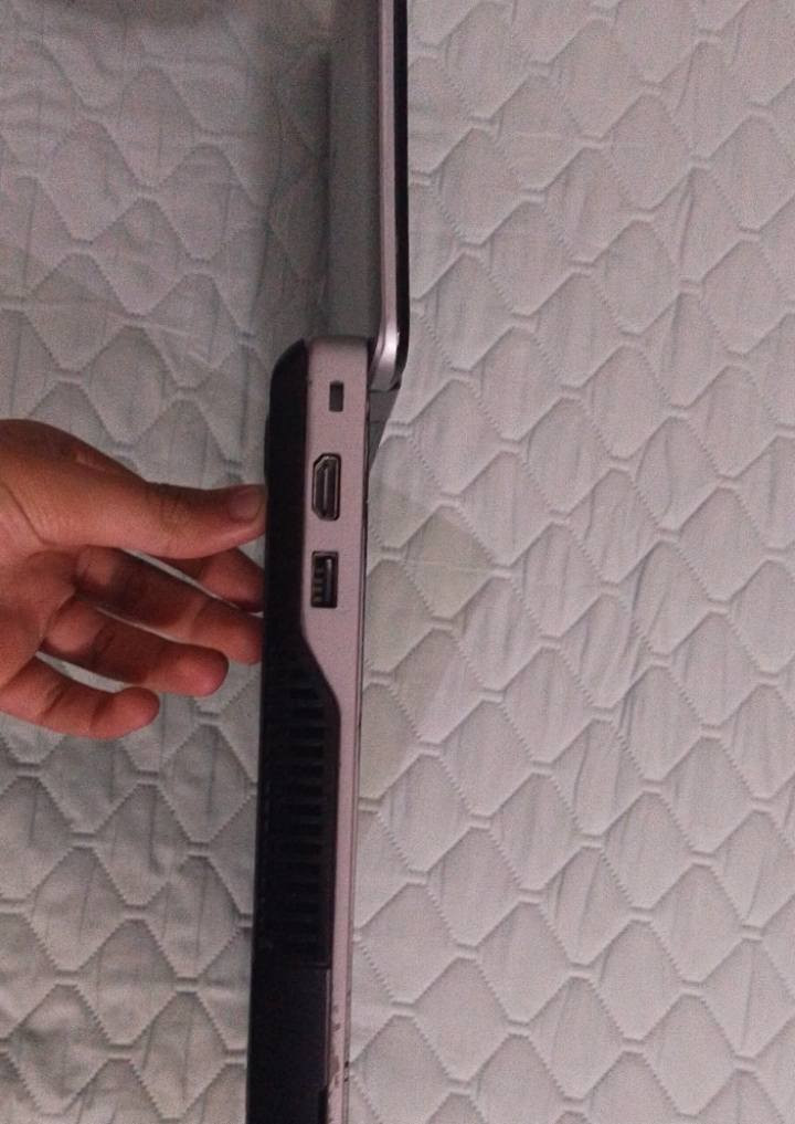 💻 Dell Latitude E6540 - نسخة الأداء العالي (Workstation Style)
إذا كنت تبحث عن جهاز يجمع بين القوة والتحمل، فهذا الإصدار الخاص من Dell هو الخيار الأمثل للمهندسين والمصممين والطلاب.
🚀 المواصفات التقنية الفائقة:
المعالج (CPU): Intel Core i7-4800MQ بلسعة 2.70GHz، معالج فئة MQ (أداء جبار بـ 8 مسارات) يتفوق بمراحل على معالجات الفئة العادية.
الذاكرة (RAM): سعة 16GB DDR3، تضمن لك سلاسة تامة في فتح عشرات البرامج والمتصفحات في وقت واحد.
كرت الشاشة المنفصل (GPU): يحتوي على كرتين شاشة:
AMD Radeon HD 8790M بذاكرة منفصلة 2GB للأعمال الرسومية والألعاب.
Intel HD Graphics 4600 للأعمال المكتبية وتوفير الطاقة.
الهارد (Storage): نوع Samsung SSD 850 PRO سعة 256GB، من أسرع وأفضل أنواع الهاردات عالمياً في الاستجابة.
الشاشة: قياس 15.6 بوصة بدقة Full HD 1080p لألوان واضحة وتفاصيل دقيقة.
🔋 الحالة والملحقات:
البطارية: بحالة جيدة جداً وتدوم لفترة عمل ممتازة.
الشاحن: شاحن الوكالة الأصلي لضمان استقرار الأداء.
الهدايا: حقيبة لابتوب + ماوسين سلكي 
💰 السعر: 375,000 دينار عراقي
📍الموقع بغداد جسر ديالى الساهرون.  و لا يوجد توصيل                                                   للتواصل: عبر الرسائل الخاصة (الخاص مفتوح) رقم واتساب ***********
